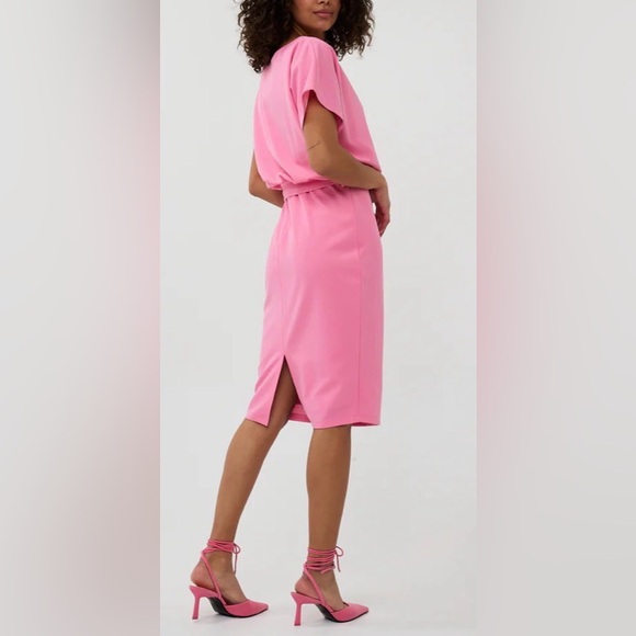 ESQUALO 🩷Pink Belted Short Sleeve Dress
Size 16 - Picture 4 of 8